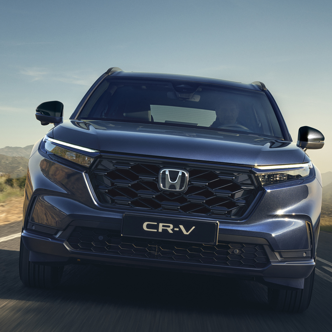 Vista frontal del Honda CR-V Hybrid en una ubicación de montaña.