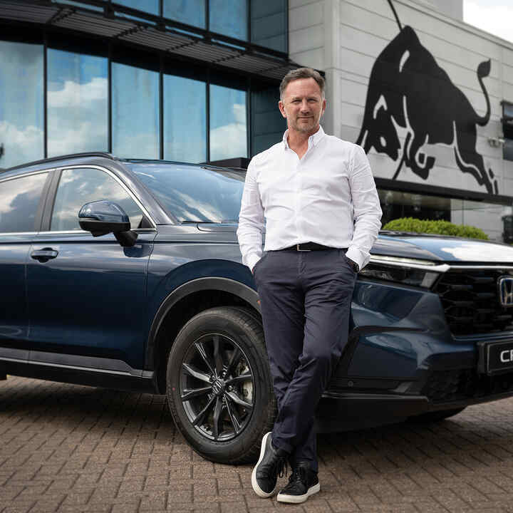 Christian Horner junto a un Honda-CRV-EHEV