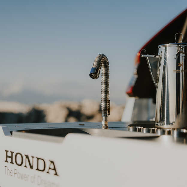 Christian Horner dentro de un SUV híbrido de Honda