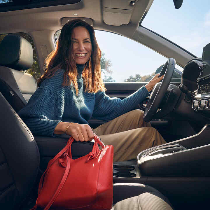 Primer plano del interior del Honda CR-V Híbrido para mostrar el espacio de almacenamiento del reposabrazos.