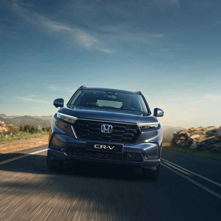 Vista frontal del Honda CR-V Híbrido en la montaña.