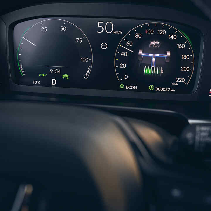 Primer plano de la pantalla digital del conductor del Honda CR-V Híbrido.
