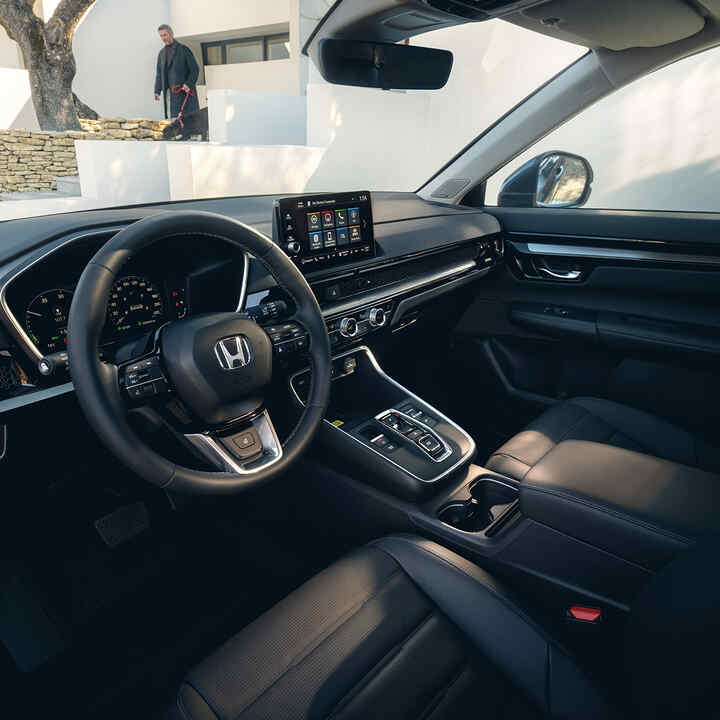 Imagen de tres cuartos del interior del SUV Honda CR-V Híbrido.