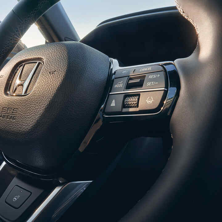Primer plano del volante calefactado de piel del Honda CR-V Híbrido.