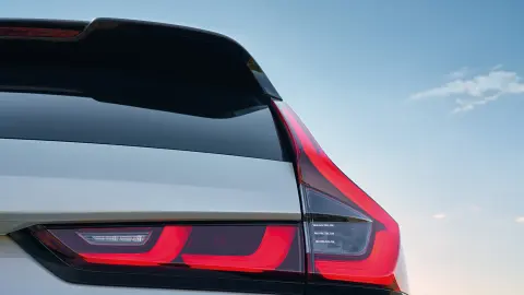 Primer plano de las luces traseras exteriores del SUV CR-V Híbrido.