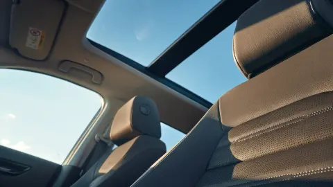 Imagen del interior del SUV CR-V Híbrido con techo panorámico de cristal.