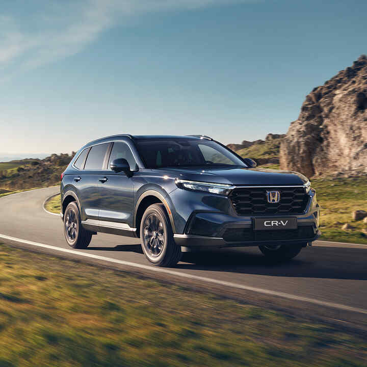 Honda CR-V Sportline con vista del mar de fondo