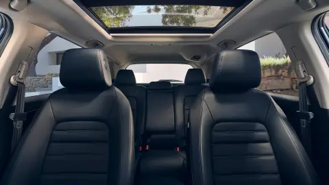 Primer plano interior de los asientos de piel delanteros y traseros con calefacción del SUV CR-V Híbrido.