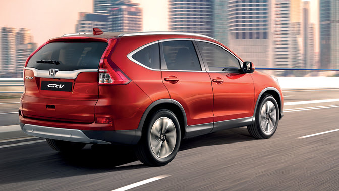 Vista trasera de todoterreno Honda CR-V Rojo circulando por ciudad
