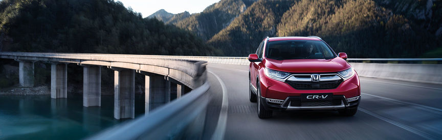 Vista exterior frontal del CR-V en carretera.