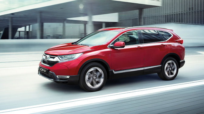 Vista delantera de tres cuartos del Honda CR-V en la ciudad.