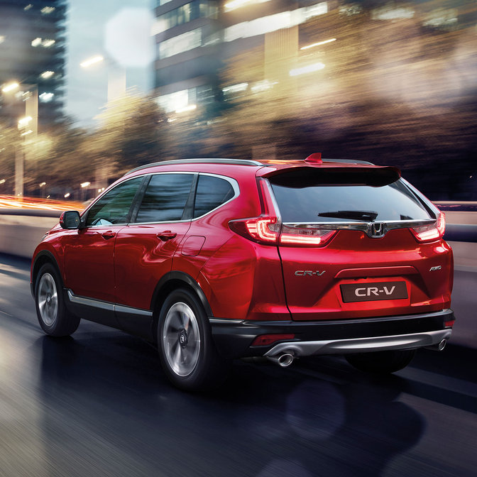 Vista trasera de tres cuartos del Honda CR-V en la ciudad.