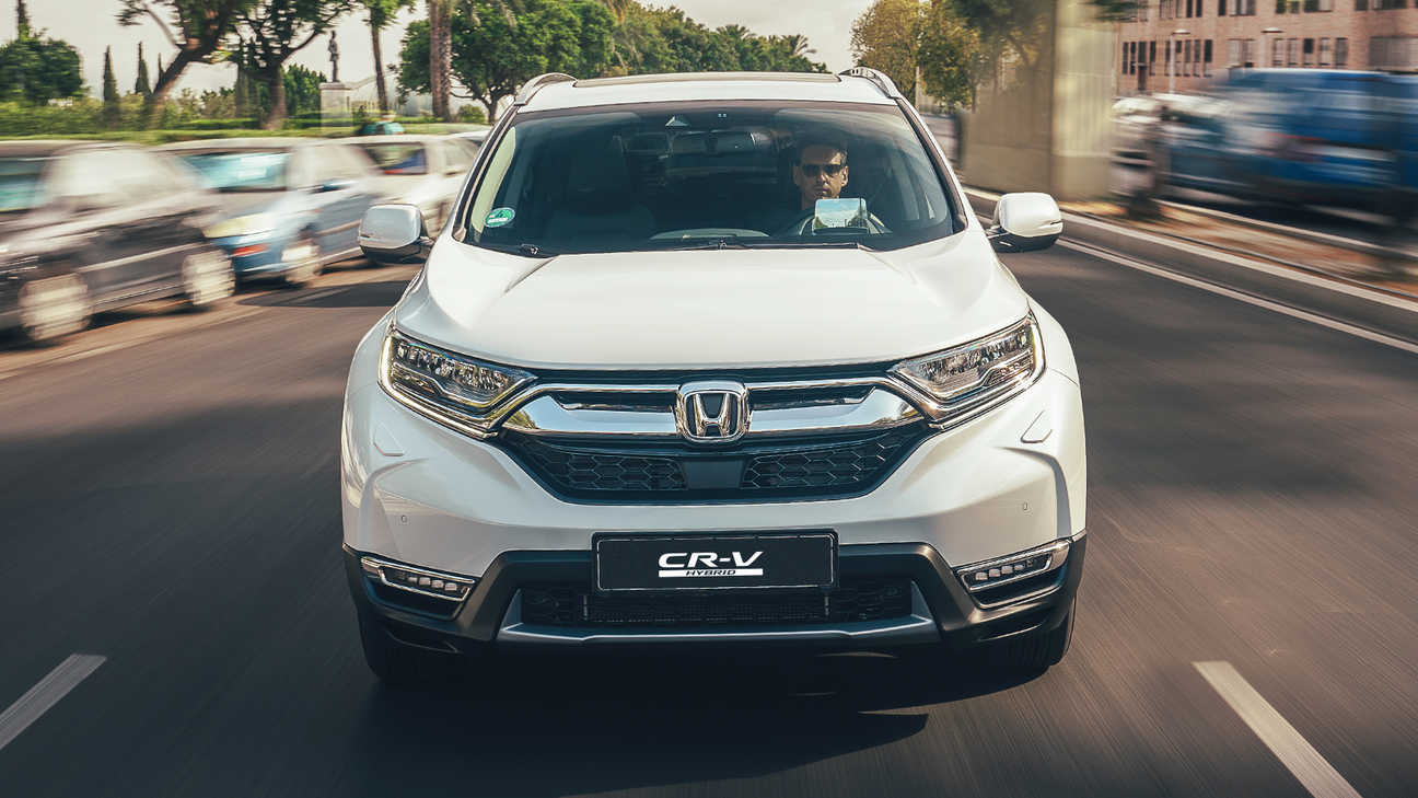Vista delantera del Honda CR-V Híbrido en la calle.