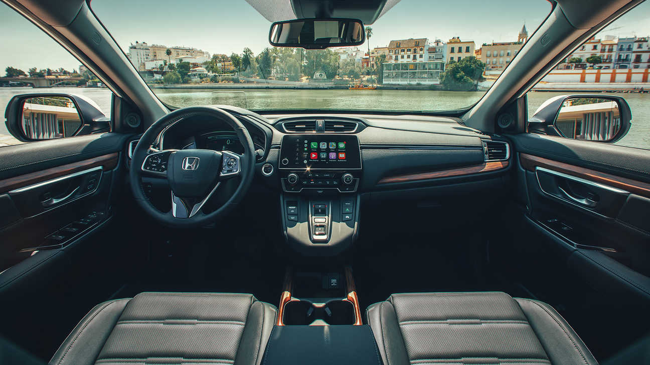 Salpicadero interior del Honda CR-V Híbrido que muestra la amplia función de visualización en la calle.