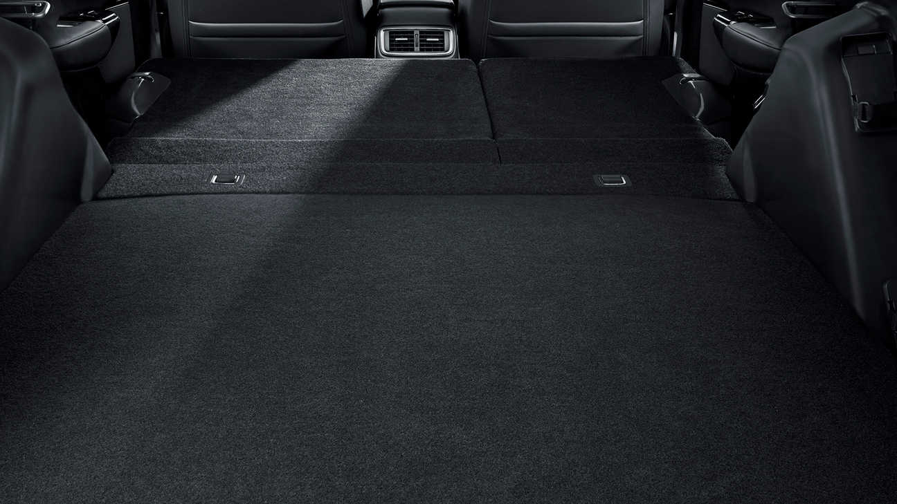 Imagen interior del Honda CR-V Híbrido que muestra los asientos abatidos.
