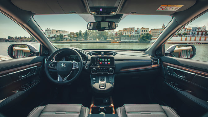 Primer plano del interior del salpicadero del Honda CR-V Híbrido en la calle.