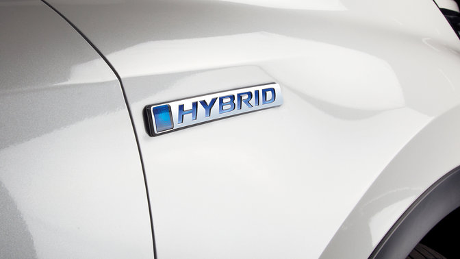 Primer plano lateral del logotipo del Honda CR-V Híbrido.