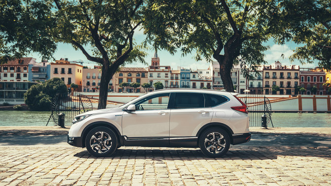 Vista lateral del Honda CR-V Híbrido en la calle.