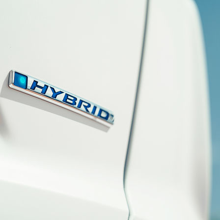 Primer plano del logotipo del Honda CR-V Híbrido.