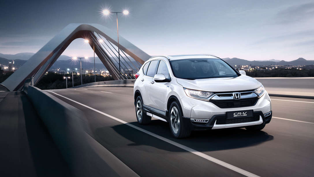 Vista delantera de tres cuartos del Honda CR-V Híbrido en la calle.