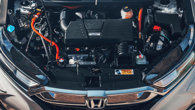 Primer plano delantero de un motor de gasolina de ciclo Atkinson del Honda CR-V Híbrido.
