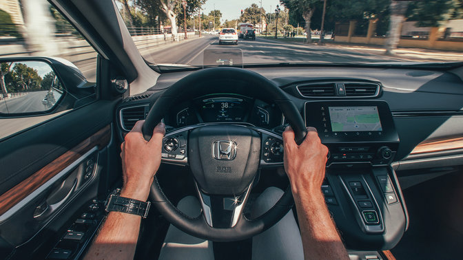 Primer plano del interior del Honda CR-V Híbrido en la calle.