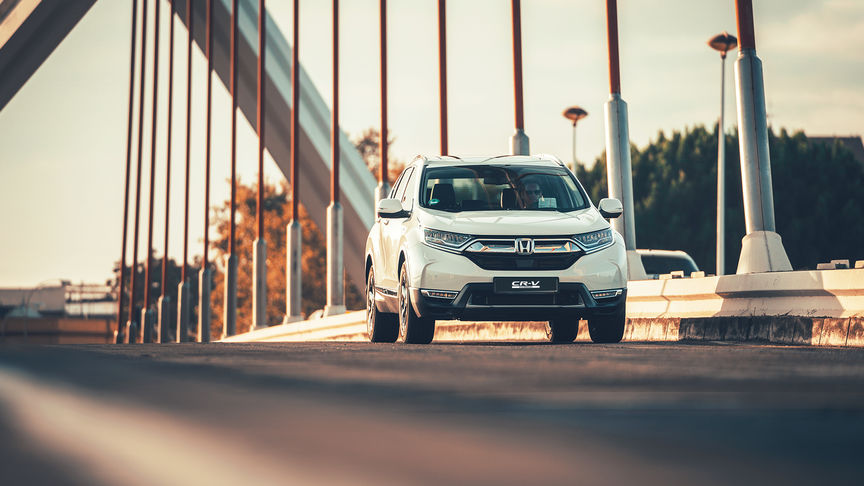 Vista delantera de tres cuartos del Honda CR-V Híbrido en la calle.