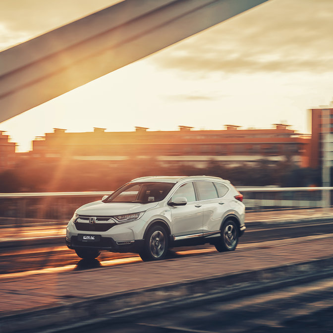 Vista lateral del Honda CR-V Híbrido en la calle.