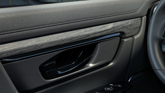 Honda CR-V negro, paneles de la puerta con efecto de vetas de madera y consola central