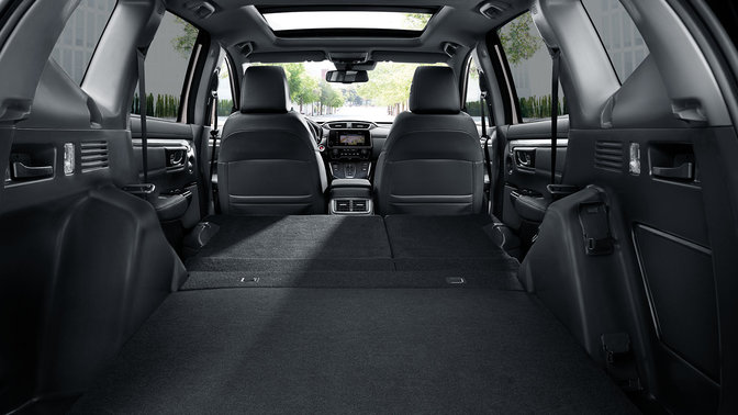 Vista trasera del Honda CR-V con el maletero abierto 
