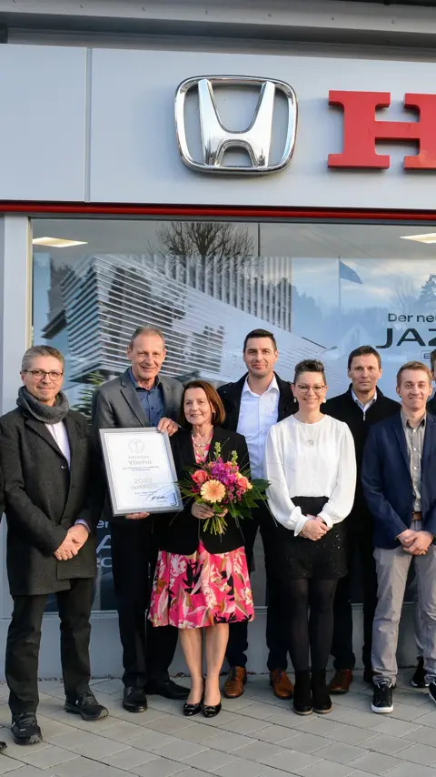 Grupo de concesionarios celebrando su premio Yūshū.