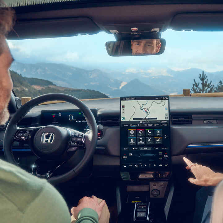 Primer plano del interior del Honda e:Ny1, sistema de infoentretenimiento.