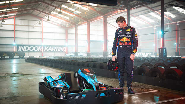 Max Verstappen mirando el kart para circuito interior.