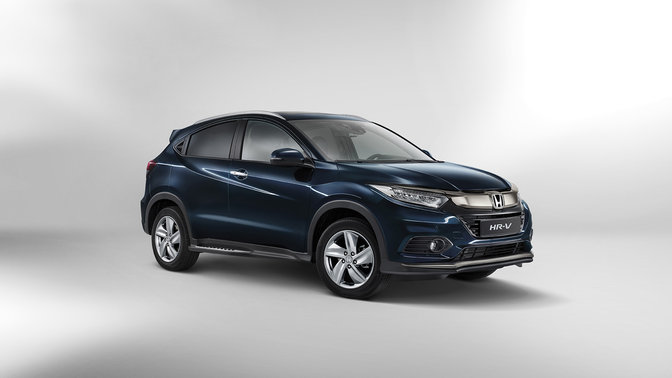 Vista frontal semi lateral de Honda HR-V azul oscuro