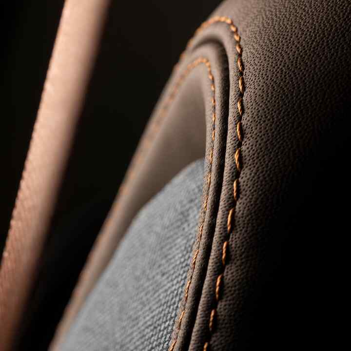 Primer plano de las costuras del asiento