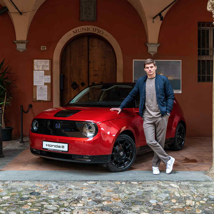 Max Verstappen conduciendo el Honda e por las calles de Dozza.