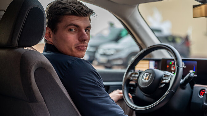 Primer plano del interior del Honda e desde el lado del pasajero. 