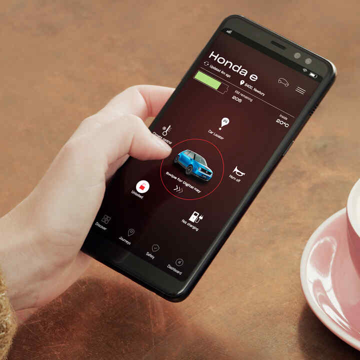Cierra la aplicación Honda e Digital Key en un teléfono. 
