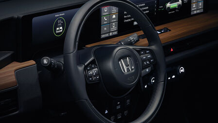 Interior del Honda e, primer plano del volante. 