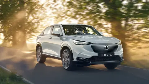 HR-V Híbrido circulando por la carretera en una zona rural.