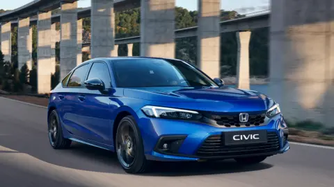 Civic Híbrido azul circulando por una zona de montaña.