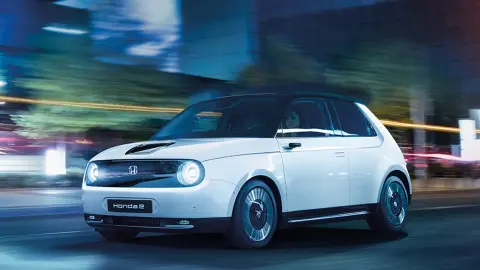 Honda e circulando por una ciudad.