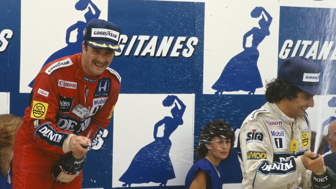 Nigel Mansell celebrando el Campeonato de constructores que marcó el comienzo de una época dorada.
