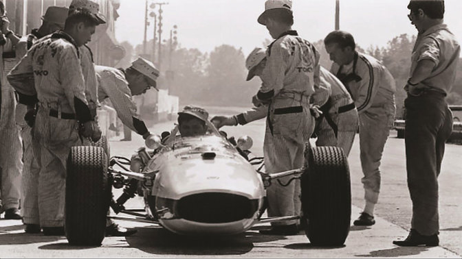 Soichiro Honda preparándose para nuestra primera carrera de Fórmula 1 en 1964 en el Gran Premio de Hungría.