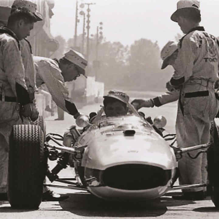 Soichiro Honda preparándose para nuestra primera carrera de Fórmula 1 en 1964 en el Gran Premio de Hungría.