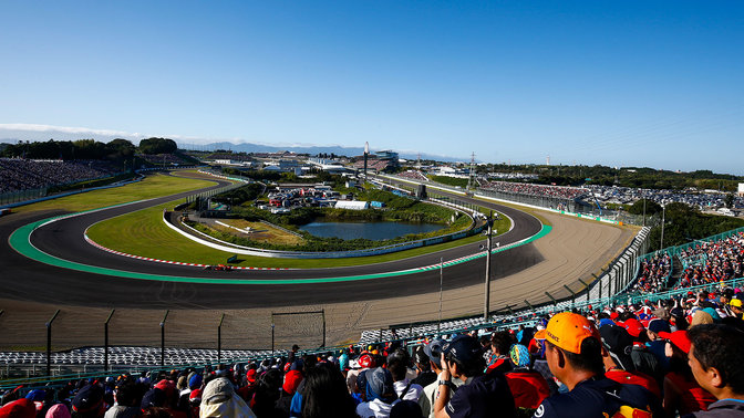 Vista desde la multitud del famoso trazado de Suzuka