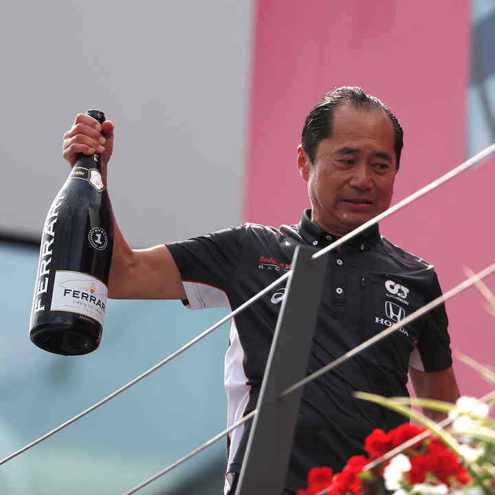 Toyoharu Tanabe sosteniendo una botella de champán