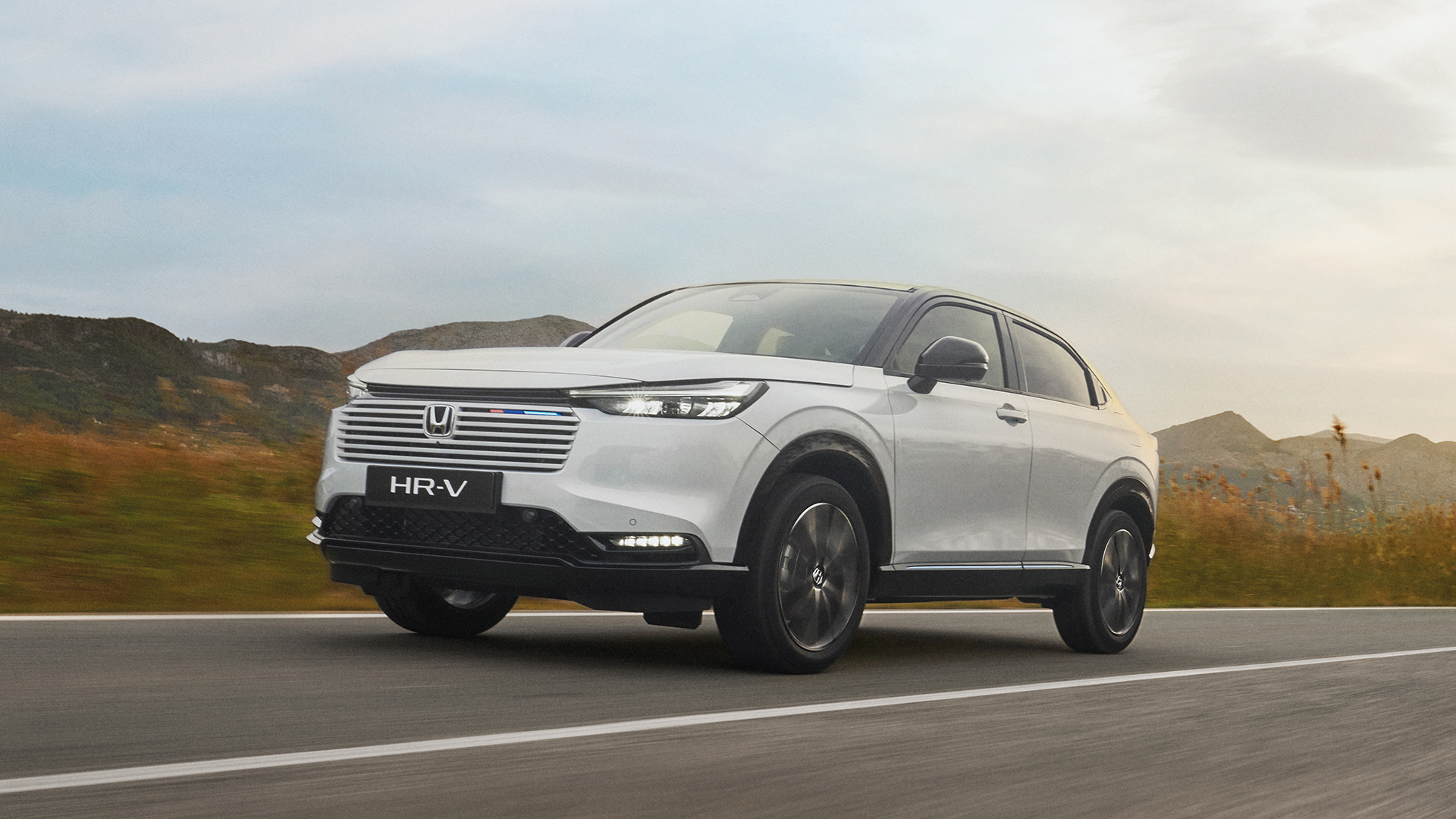 HR-V circulando por una carretera despejada.