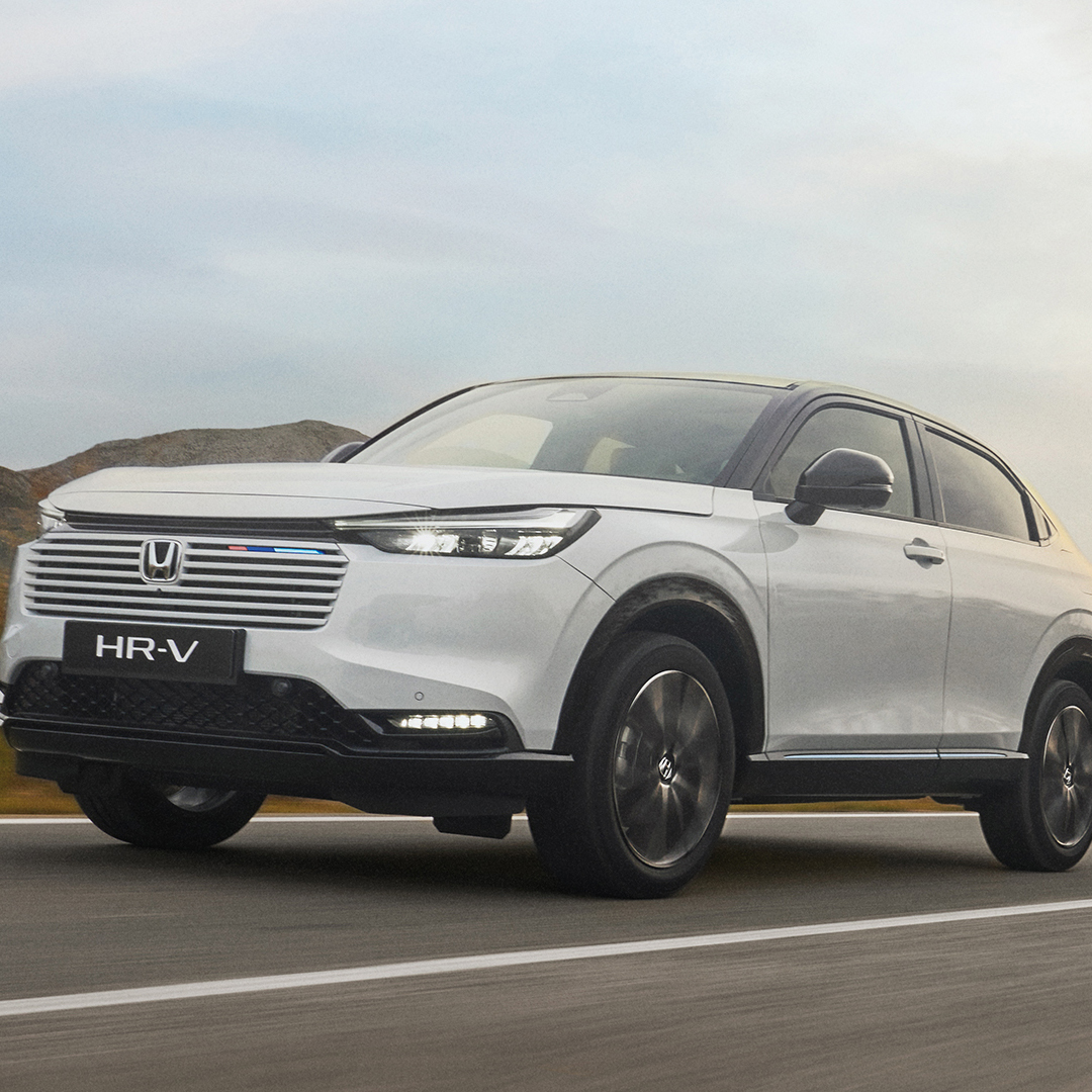 HR-V circulando por una carretera despejada.