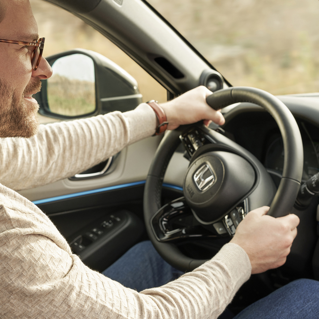 Hombre sosteniendo el volante.